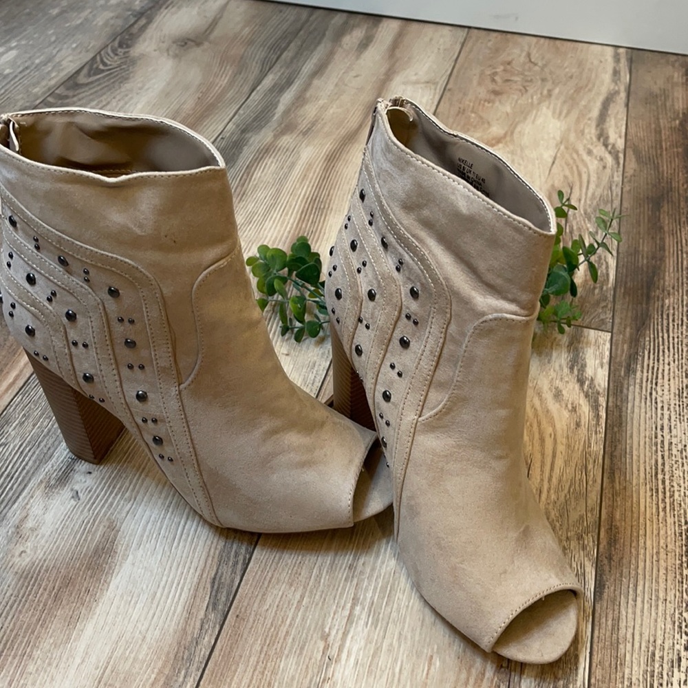 Leila Stone-Nikelle-Peep toe-Heeled Studded Bootie Neutral-women’s Sz 9